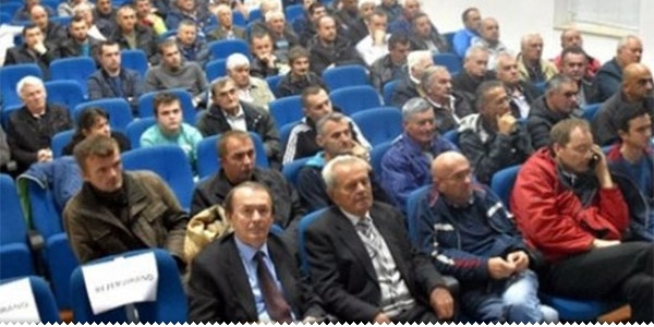 Zbog prekomjernog korištenja pesticida ugibaju pčele a i ugroženo je zdravlje ljudi Zbog prekomjernog korištenja pesticida ugibaju pčele a i ugroženo je zdravlje ljudi