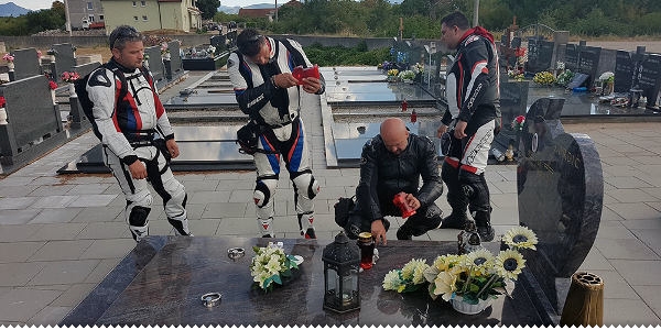 Motoristi iz Austrije posjetili grob prijatelja u Grljevićima ljubuski.info