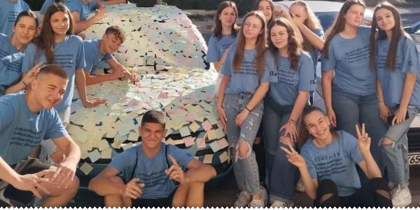 Učenici OŠ Marka Marulića oblijepili razredniku auto s više od 3.000 post-it papirića ljubuski.info