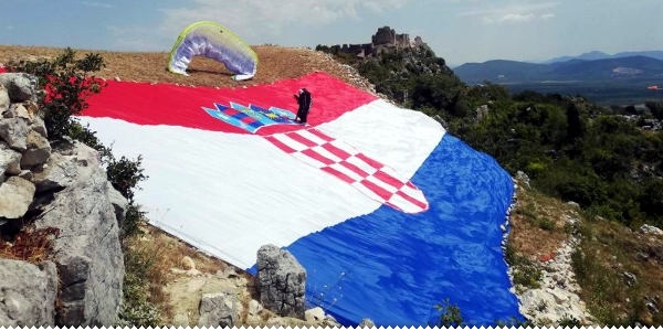 Kod kule hercega Stjepana ogromna hrvatska zastava ljubuski.info