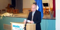 za govornicom