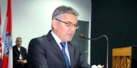 za govornicom